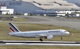 Un avion d'Air France, parti de Paris à destination de New York, a été escorté en fin de trajet par des chasseurs américains à la suite d'une menace téléphonique, et a atterri sans encombre à l'aéroport new-yorkais Kennedy