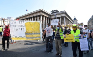 Des gilets jaunes sur la place de la Bourse, à Paris, samedi 12 septembre.