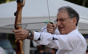 Denis Masseglia, le président du CNOSF, s'essaie au tir à l'arc lors du Bastille Day à Rio, le 14 juillet 2015.