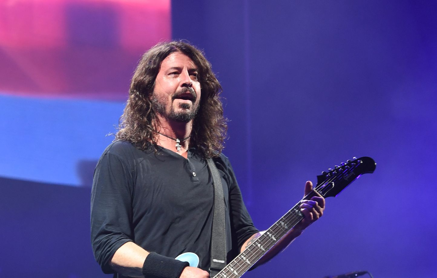 Foo Fighters sur scène au festival Glastonbury 2017.