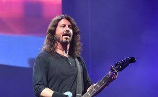 Foo Fighters sur scène au festival Glastonbury 2017.