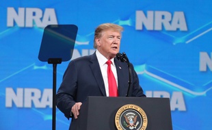 Donald Trump lors d'un discours à Indianapolis devant la National Rifle Association (NRA), puissant lobby des armes à feu, le 26 avril 2019.