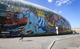 Les oeuvres du collectif FAILE, artistes de New-York, sur la gare de Strasbourg et sur l'enceinte du Musée d'art moderne de Strasbourg. Le 25 avril 2018.