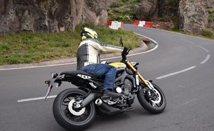 Un motard en montagne (illustration).