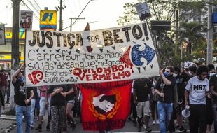 Une manifestation contre l'enseigne Carrefour, à Porto Alegre le 23 novembre 2020.