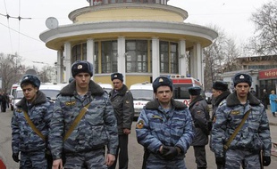 Les secours se pressent pour évacuer un corps après l'attentat suicide à la station de métro de Lubyanka en plein coeur de Moscou le 29 mars 2010.