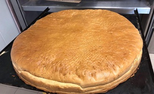 Voici le pain qui servira à confectionner le burger géant.