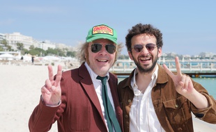 Philippe Katerine et William Lebghil sur la plage de la Quinzaine à Cannes