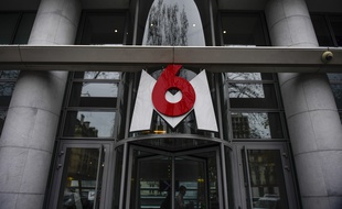 M6 a porté plainte pour «acte de vandalisme» contre des cheminots venus manifester devant son siège à Neuilly-sur-Seine mécontents d'un reportage de l'émission «Capital».