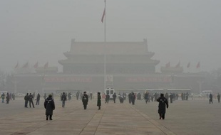 Des passant sur la place Tiananmen à Pékin le 30 janvier 2013