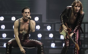 Deux des membres de Måneskin lors de la finale de l'Eurovision 2021