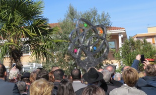 L'Arbre de vie, une sculpture de Charles Stratos, a été dévoilé dans la cour de l'école Ohr Torah, le 19 mars 2017, cinq ans après les tueries de Merah à Toulouse.