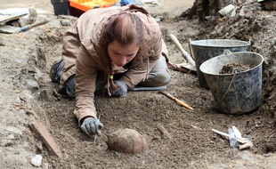 Un chercheur de l'Inrap sur le chantier de fouilles archéologiques du parc des Tanneurs à Rennes.