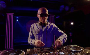 Cassius aux platines de l'opening de United We Stream à La Java à Paris le 5 juin 2020.