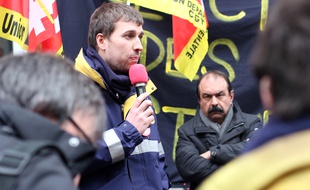 Un salarié gréviste de la Poste prend la parole lors de la venue du secrétaire de la CGT Philippe Martinez, le 23 mars 2018 à Rennes.