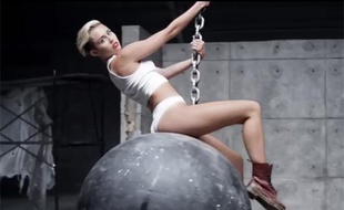 Miley Cyrus dans le clip de son morceau «Wrecking Ball».