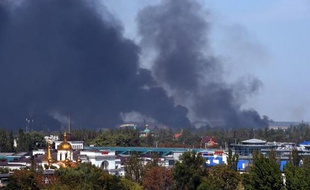Des colonnes de fumée s'élèvent près de l'aéroport de Donetsk soumis aux tirs d'artillerie de l'armée ukrainienne et des rebelles prorusses, le 14 septembre 2014