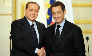 Nicolas Sarkozy et Silvio Berlusconi posent lors d'une conférence de presse commune à l'occasion du sommet franco-italien, à l'Elysée, le 9 avril 2010.