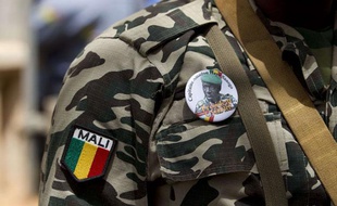 Un soldat malien porte un badge à l'effigie du capitaine Amadou Haya Sanogo avec écrit en dessous «Président, CNRDRE», non loin de Bamako.
