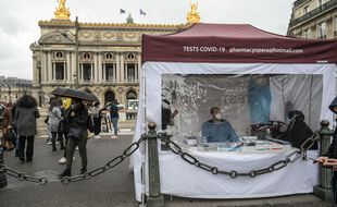 Un stand de dépistage antigénique du Covid-19 sur la place de l'Opéra à Paris.