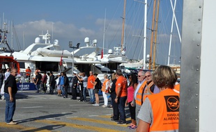 Des habits ou des aliments sont récupérés sur les yachts, comme ici à Antibes.