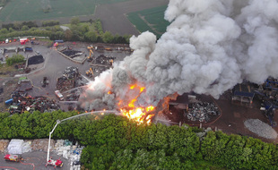 Une vue par drone de l'incendie de l'entreprise Galloo, à Aniche, en mai dernier (illustration).