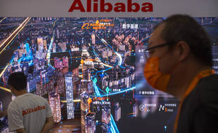 Le géant chinois du commerce en ligne Alibaba a vu ses actions plonger vendredi après sa promesse d'investir 100 milliards de yuans dans des causes caritatives en réponse à l'appel du président Xi Jinping.
