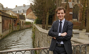 Stéphane Sieczkowski-Samier, élu au 2e tour des élections municipales à Hesdin dans le Pas-de-Calais, est à 22 ans le plus jeune maire de France.