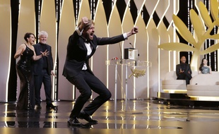 Ruben Ostlund reçoit la palme d'or à Cannes pour The Square le 28 mai 2017