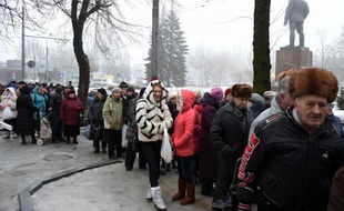 Une foule d'Ukrainiens attend le 30 janvier 2015 de l'aide alimentaire à Donetsk, dans l'est rebelle de l'Ukraine