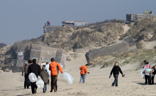 Leffrinckoucke (Nord), le 23 mars 2011. Opération de ramassage de déchets