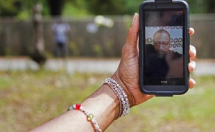 Barbara Scott, la cousine de Walter Scott, tué par un policier, montre sa photo à Charleston le 8 avril 2015