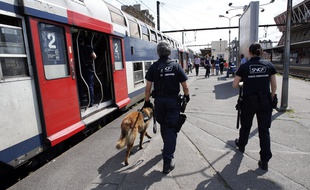 Des agents de la SUGE, la sûreté dans les trains de la SNCF, sur un quai de la gare de Juvisy-sur-Orge, le 5 juillet 2012.