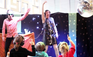 Des artistes dansent devant des enfants, ici lors de l'événement Premiers Dimanches, aux Champs Libres, à Rennes.