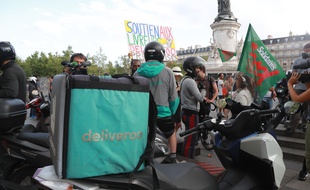 Des livreurs Deliveroo rassemblés place de la République à Paris pour protester contre leur nouvelle grille tarifaire, le 10 août 2019.