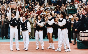 Finale de la Coupe Davis - De gauche a droite : Henri Leconte ; Olivier Delaitre ; Fabrice Santoro ; Guy Forget et Yannick Noah, au Palais des Sports de Gerland à Lyon le 1er décembre 1991