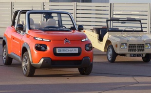 La Méhari des années 70 (d) et sa version électrique (g), le 7 décembre 2015 à Vélizy-Villacoublay