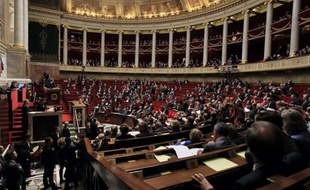 Les 6.611 candidats aux 577 sièges de députés ont lancé lundi la bataille des législatives des 10 et 17 juin, dont l'enjeu crucial est de savoir si François Hollande disposera de la majorité à l'Assemblée nationale.