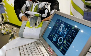 Un robot meccano controlé par un ordinateur via une liaison Wi-Fi