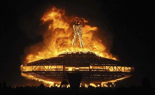 Un immense brasier dans le désert du Nevada lors du festival Burning Man 2013.