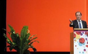 Le candidat socialiste à la présidentielle François Hollande a estimé jeudi que les propositions faites par le sommet social de la veille à l'Elysée étaient "très faibles", en marge d'un déplacement à Nantes.