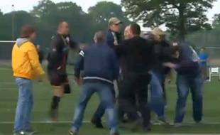 Capture d'écran de la vidéo du match de handifoot entre l'équipe belge et néerlandaise qui a fini en bagarre, le 1er juin 2013.