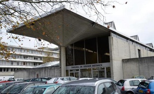 Vue extérieure en date du 26 novembre 2013 du tribunal d'Evry