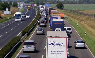 Des camions sur une autoroute hongroise (image d'illustration).