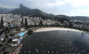 Le décor de rêve de la baie de Rio avec le Pain de Sucre en toile de fond cache, sous la surface de ses eaux tranquilles, une autre réalité : des tonnes d'ordures et de liquides toxiques qui rendent le travail des pêcheurs de plus en plus difficile.