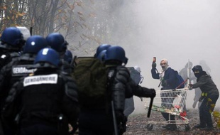 Les opérations des forces de l'ordre se poursuivent samedi matin dans la zone du projet d'aéroport de Notre-Dame-des-Landes (Loire-Atlantique), où une importante opération d'expulsion et de destruction de squats d'opposants a débuté vendredi matin.