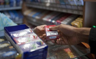 Vente de cigarettes chez un buraliste à Paris.