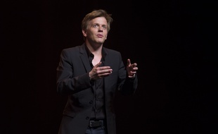Alex Lutz sur scène.