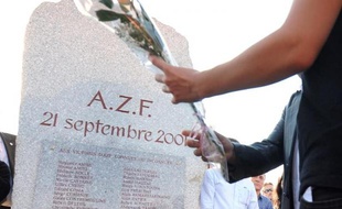 Douze ans après l'explosion de l'usine chimique AZF à Toulouse, la commémoration de la catastrophe du 21 septembre 2001 a réuni samedi environ 500 personnes, en ordre dispersé comme chaque année, signe d'une division persistante sur l'explication du sinistre