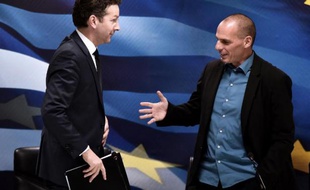 Le chef de l'Eurogroupe Jeroen Dijsselbloem (g) et le ministre grec des Finances Yanis Varoufakis (d), le 30 janvier 2015 à Athènes